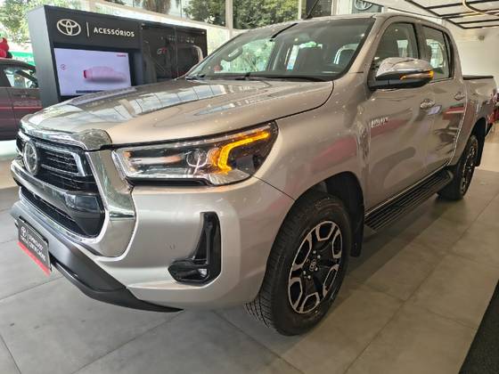 TOYOTA HILUX 2.8 D-4D TURBO DIESEL CD SRX 4X4 AUTOMÁTICO